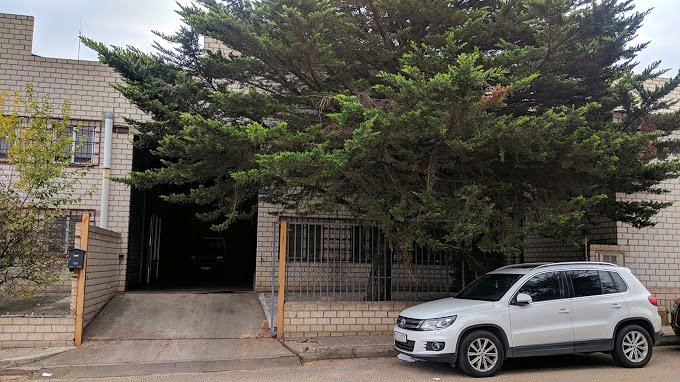 Fachada entrada instalaciones Entrada a instalaciones empresa con árbol y coche